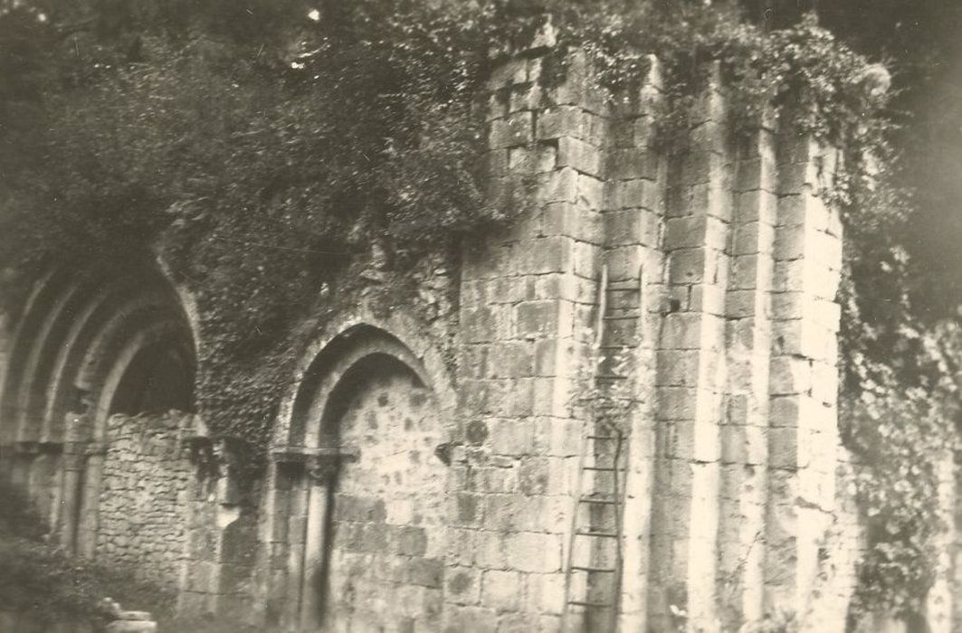 vue partielle des ruines de l’église abbatiale