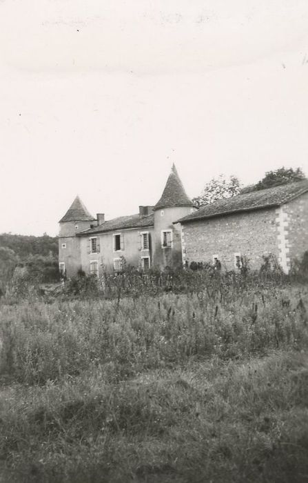 vue générale du château dans son environnement depuis le Nord-Est