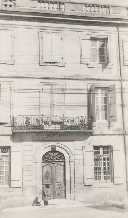 façade sur rue, vue partielle