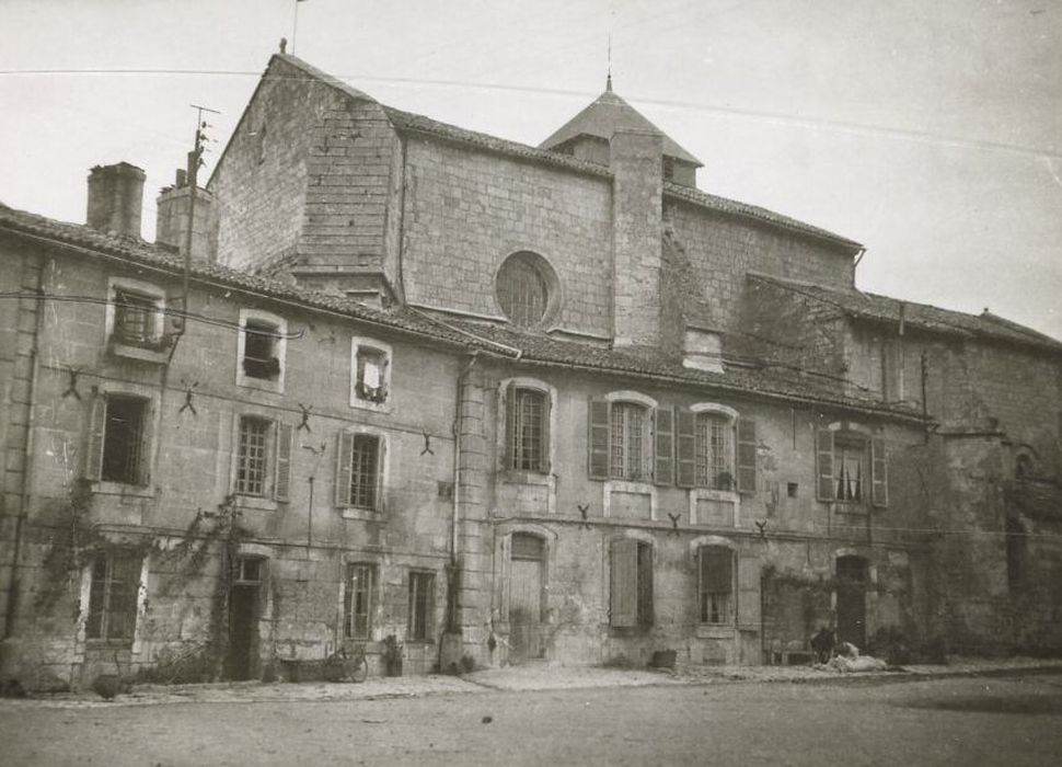 vue partielle de l’église dans son environnement depuis le Sud