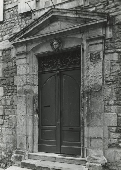 Porte d’accès sur la rue des Jacobins