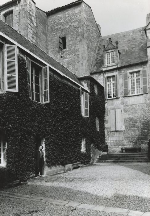 façades sur cour, vue partielle