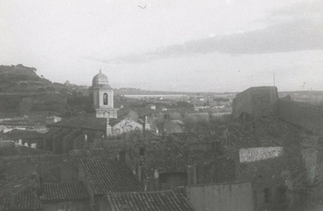 vue partielle de l’église dans son environnement depuis l’Ouest