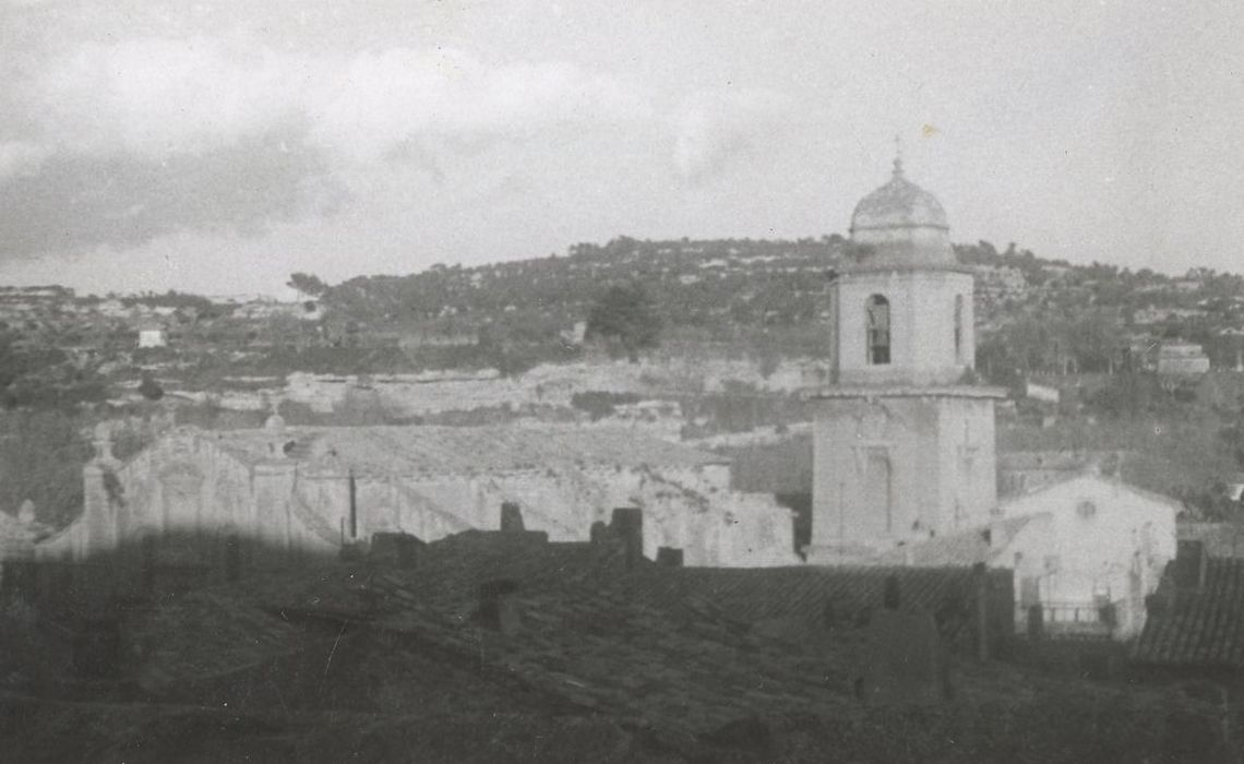 vue partielle de l’église dans son environnement depuis le Sud-Ouest