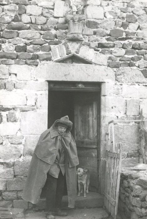 détail d’un chapiteau provenant de la chapelle et réutilisé dans la façade d’une maison voisine