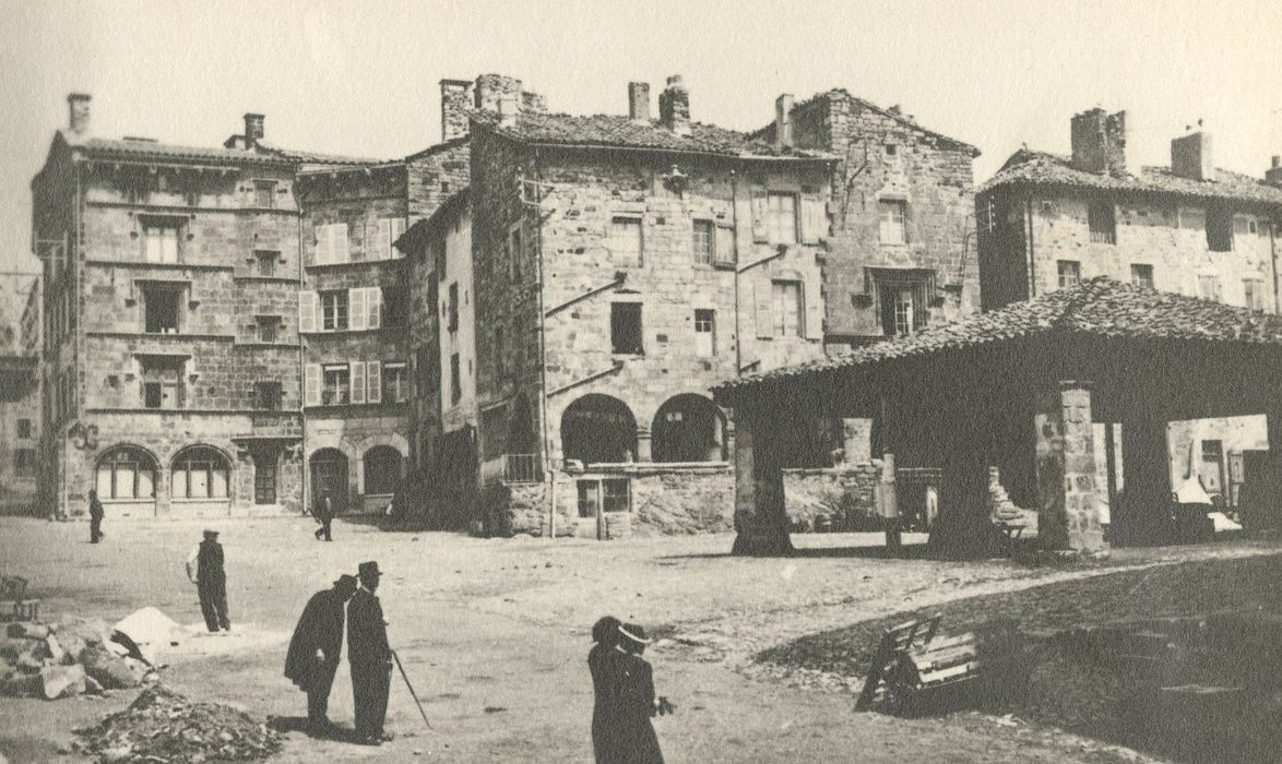 vue générale des façades sur la place