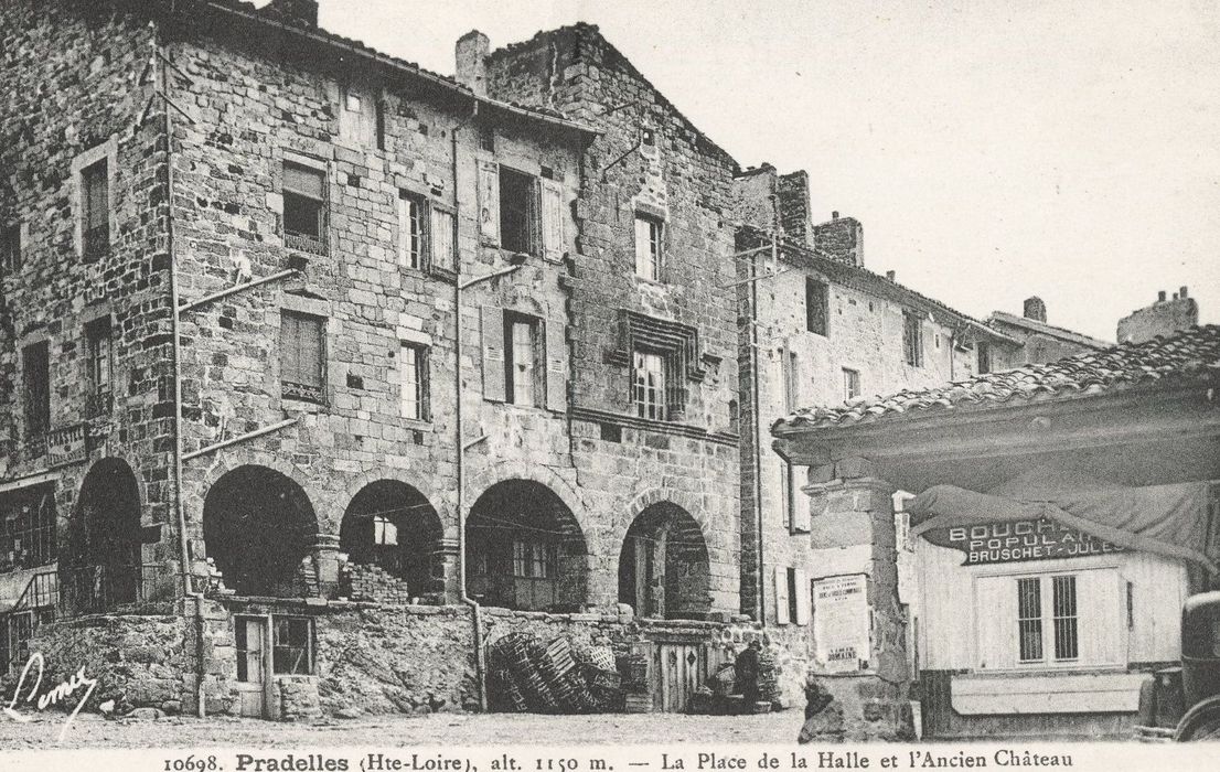 vue générale des façades sur la place