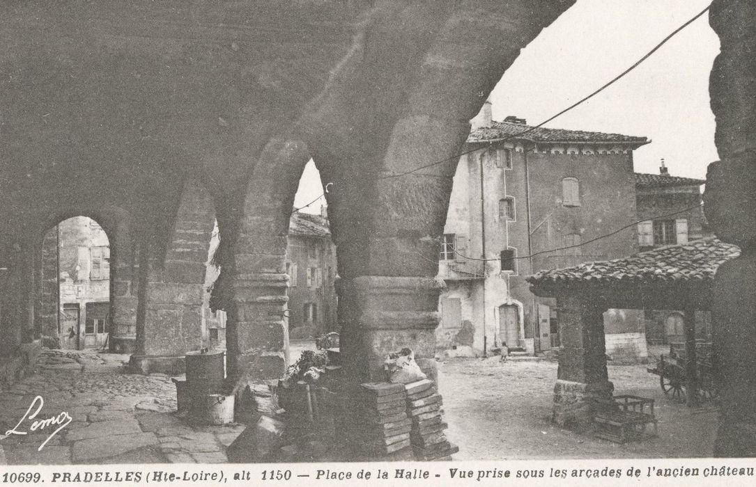 vue partielle des arcades du rez-de-chaussée