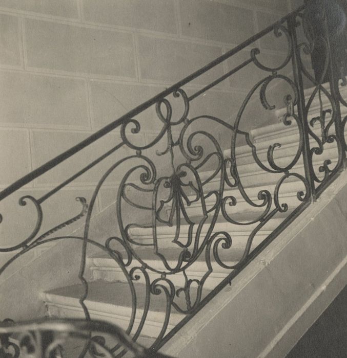 escalier monumental, détail de la rampe en fer forgé