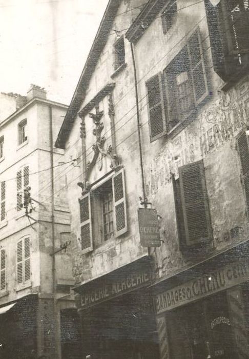 façade sur rue, vue partielle