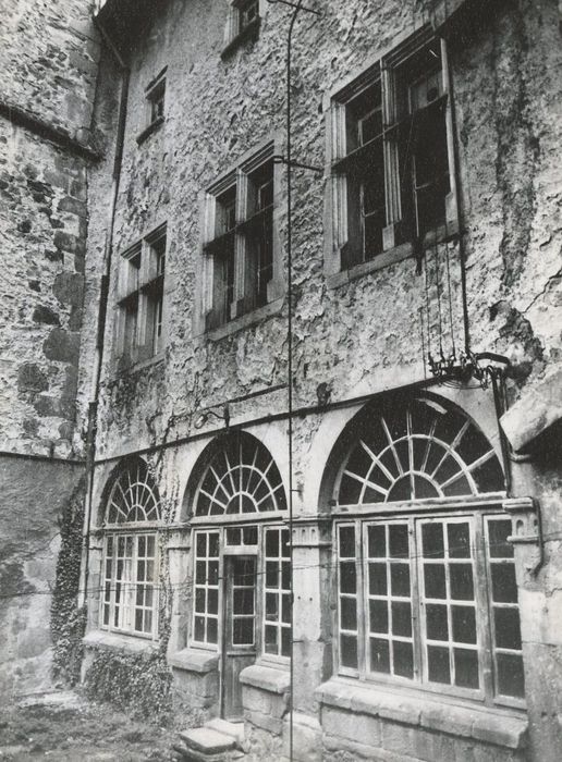 cour, façade est, vue partielle