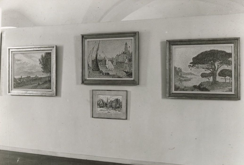 salle du musée avant l’Occupation, vue partielle des tableaux exposées