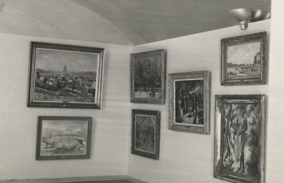 salle du musée avant l’Occupation, vue partielle des tableaux exposées