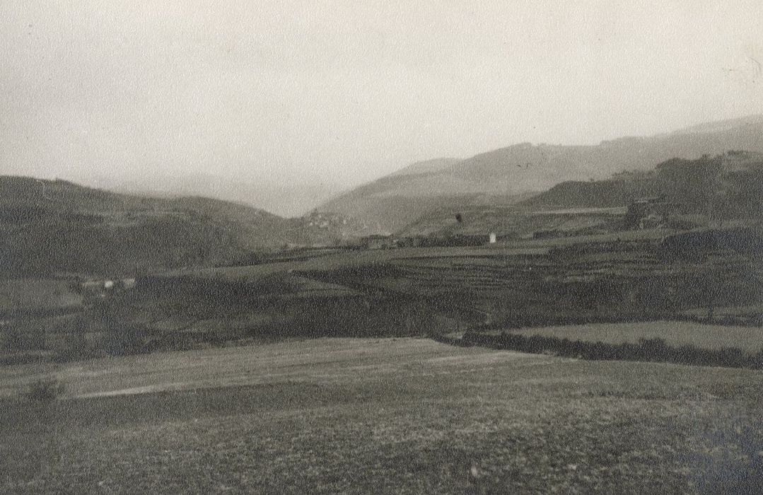 vue générale du village de Saint-Arcons dans son environnement de puis le Nord-Ouest