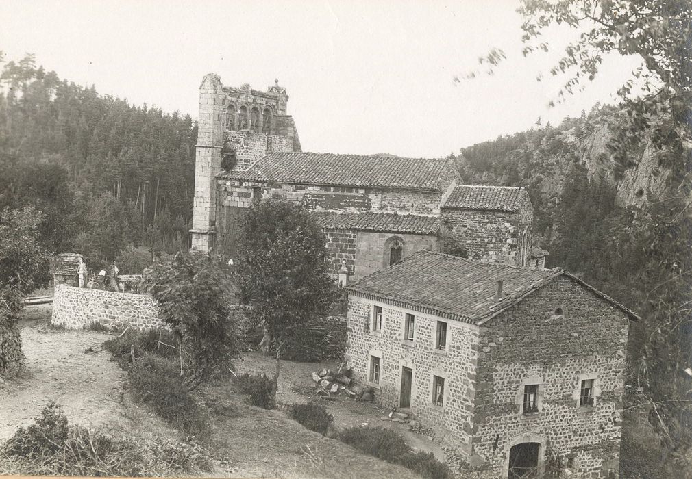 vue générale de l’église dans son environnement depuis le Sud