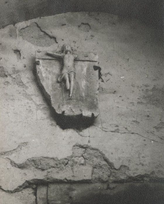 bas-relief (fragment) : Christ en croix