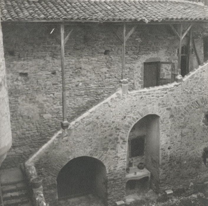 cour intérieure, escalier menant au chemin de ronde