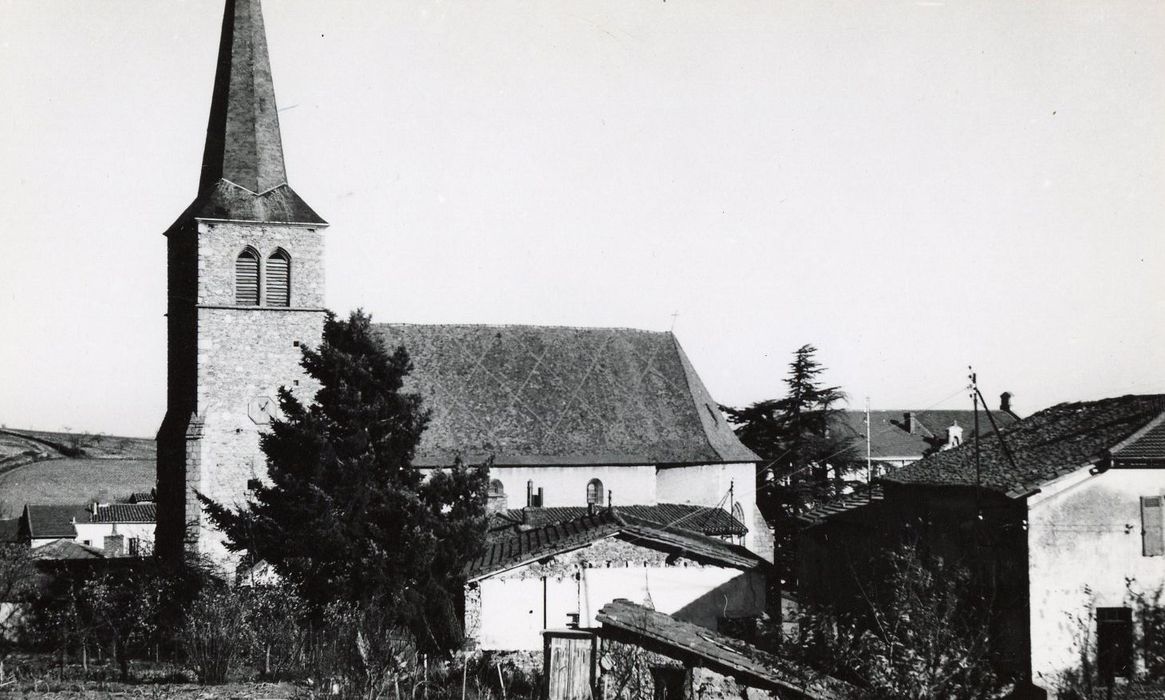 vue générale de l’église dans son environnement depuis le Sud