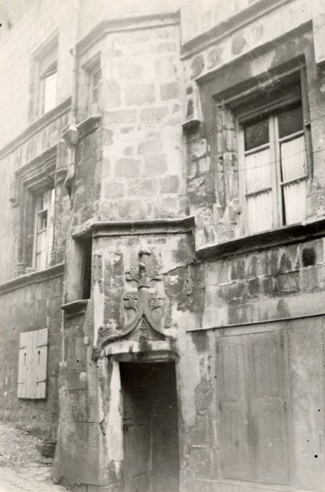 façade sur rue, vue partielle