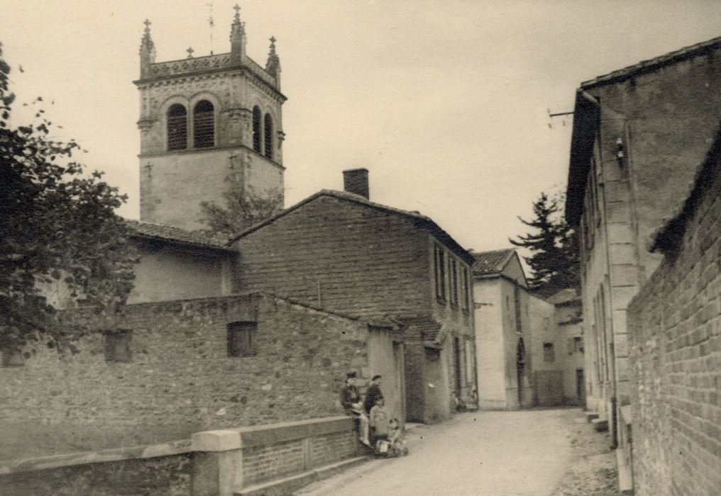 vue partielle de l’église dans son environnement