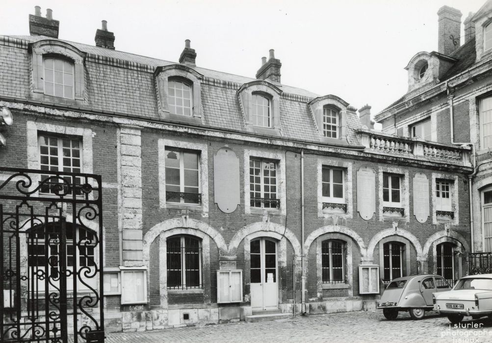 cour d’honneur, aile est, façade ouest