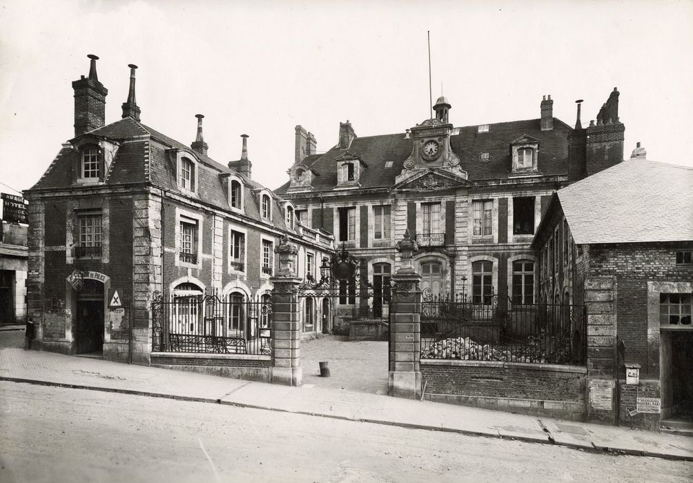 vue générale des bâtiments depuis la rue