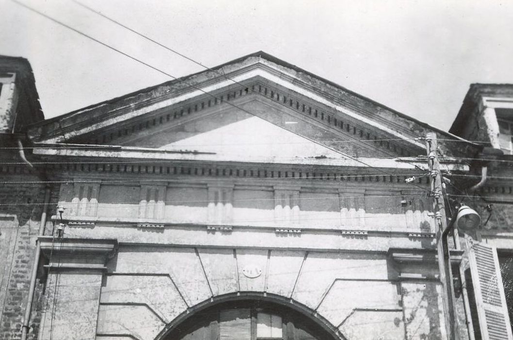 portail monumentale sur rue, vue partielle