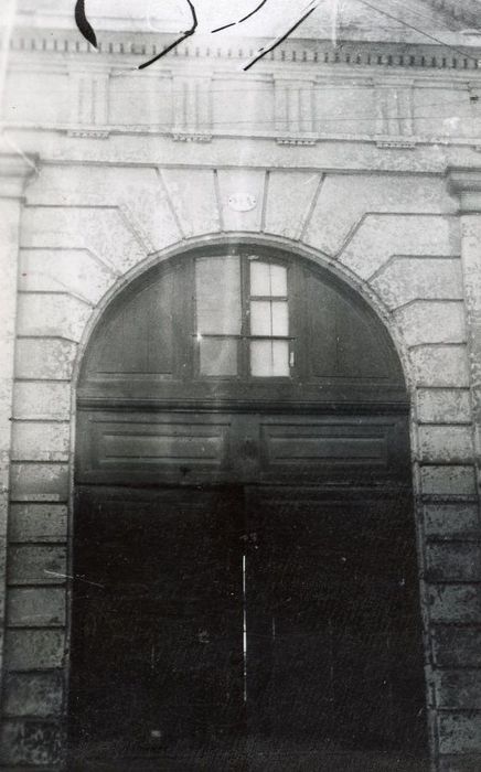 portail monumentale sur rue, vue partielle