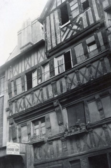 façade sur rue, vue partielle