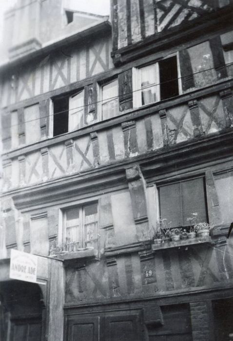 façade sur rue, vue partielle