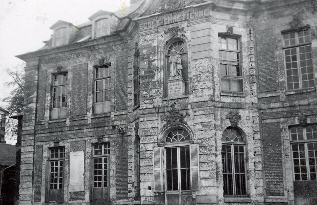 façade nord sur cour, vue partielle