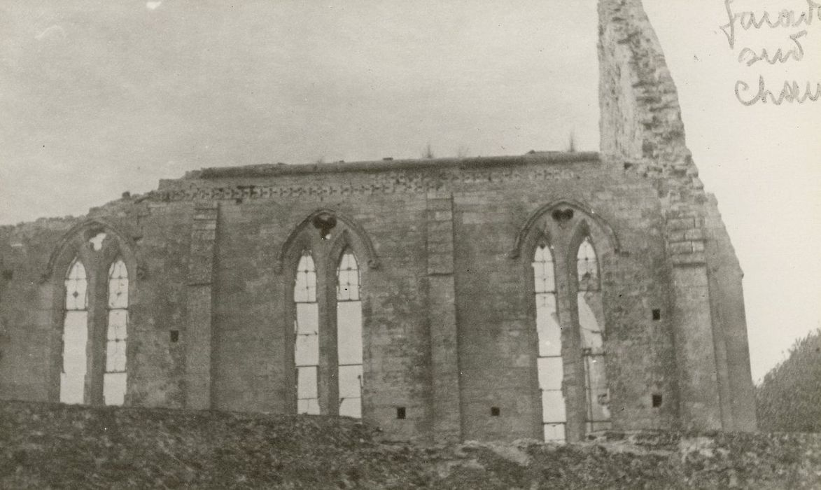 façade latérale sud ruinée, vue partielle