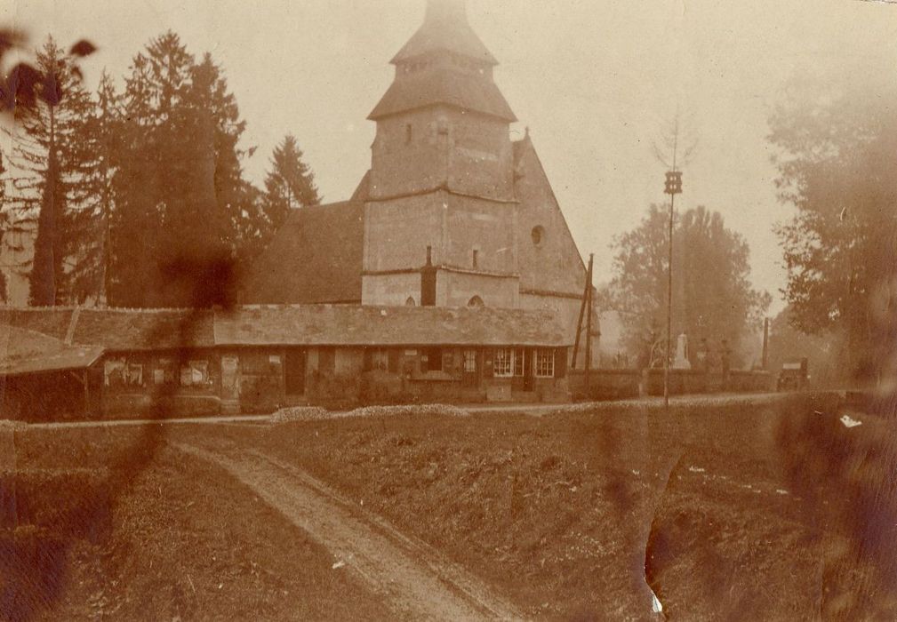 vue partielle de l’église dans son environnement depuis le Nord