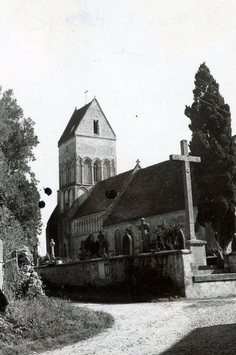 vue partielle de l’église dans son environnement depuis le Nord-Ouest