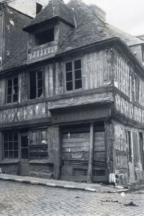 façades sur rues, vue partielle