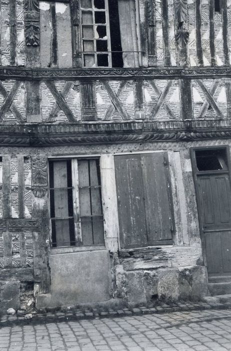 façade sur rue, vue partielle