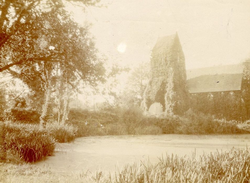 vue partielle de l’église dans son environnement depuis le Sud