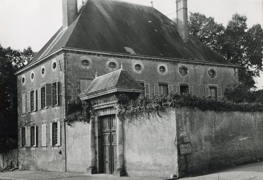 façade nord et est depuis la rue, vue partielle