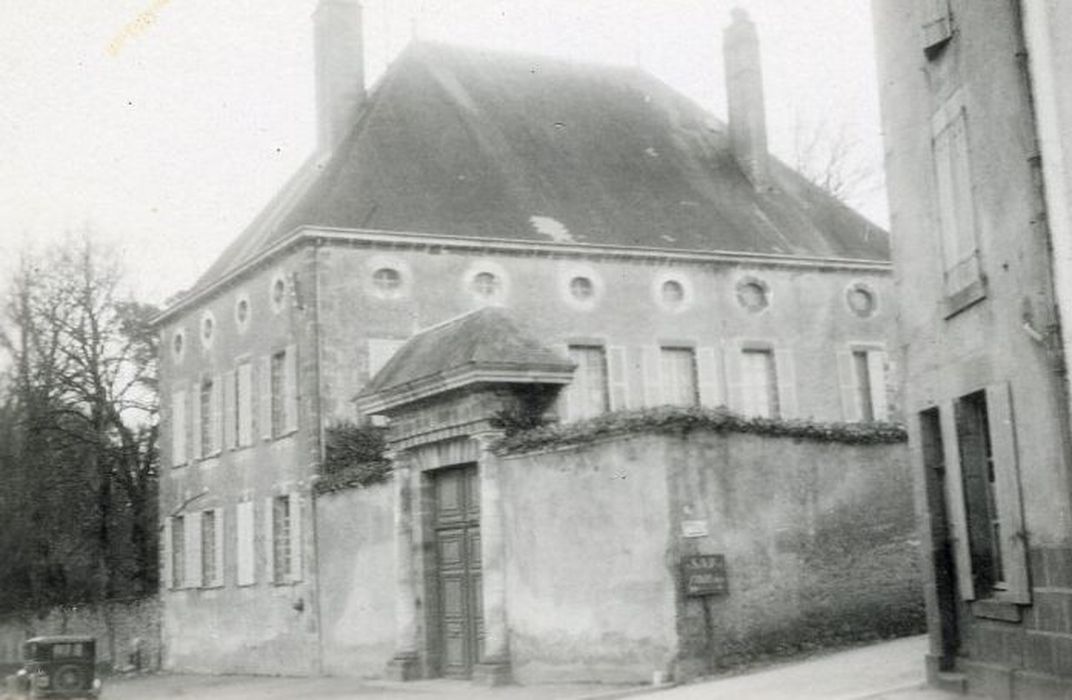 façade nord et est depuis la rue, vue partielle