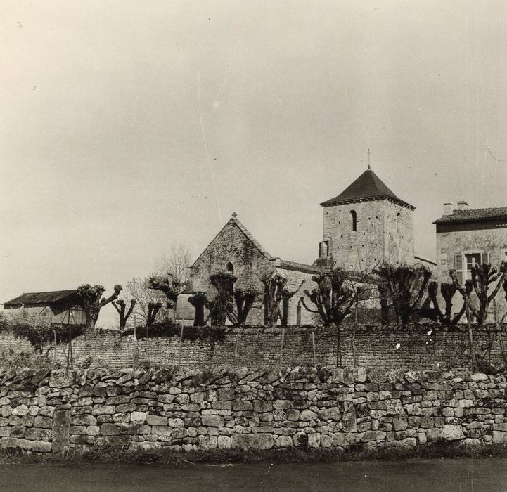 vue partielle de l’église dans son environnement depuis le Sud-Ouest