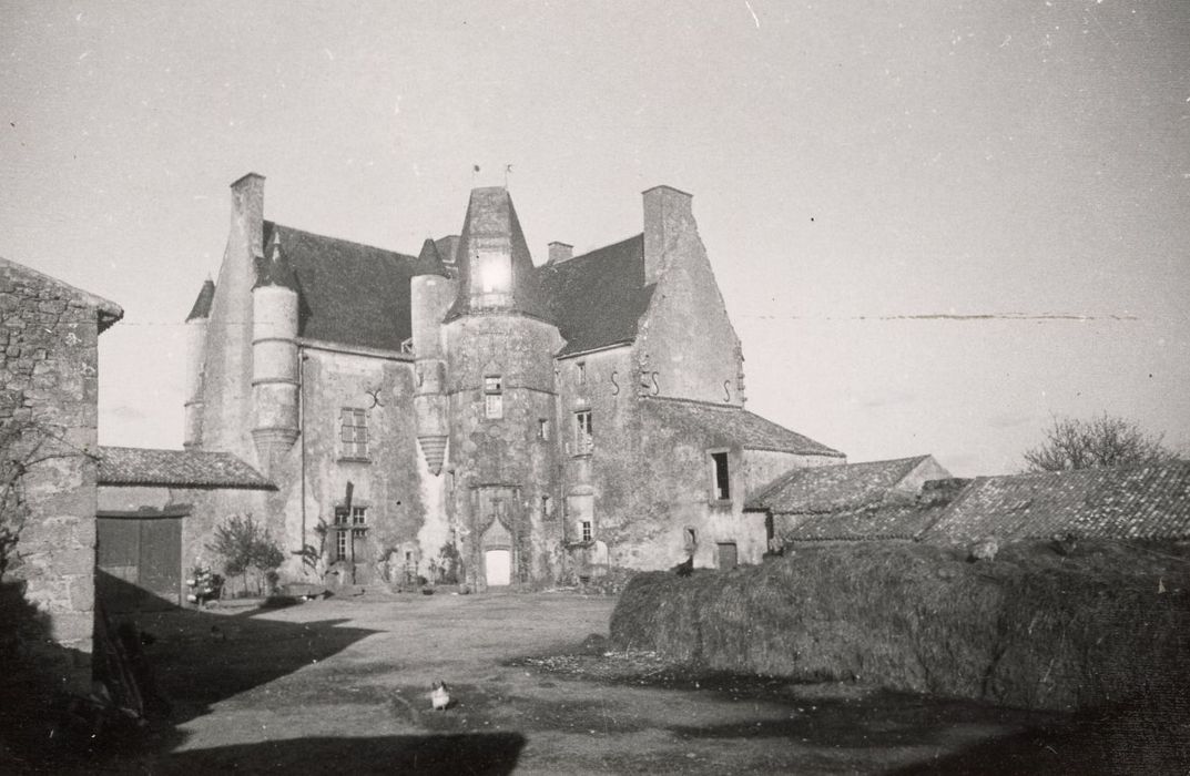 vue générale du logis depuis l’angle ouest de la cour