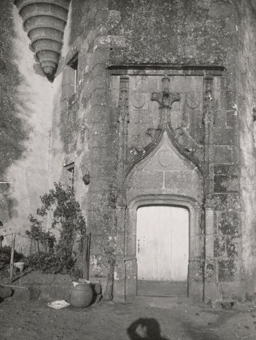 détail de la porte d’accès à la tourelle d’escalier