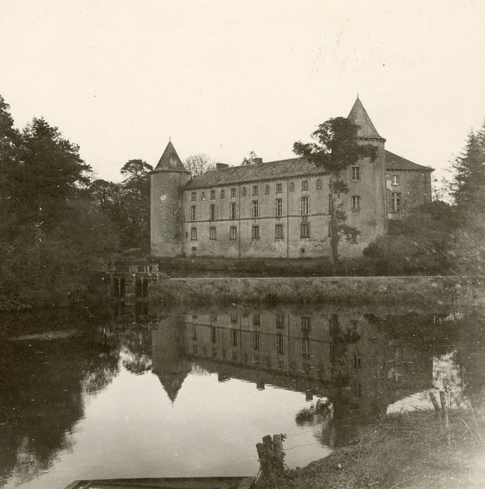 vue générale du château dans son environnement depuis le Nord-Ouest