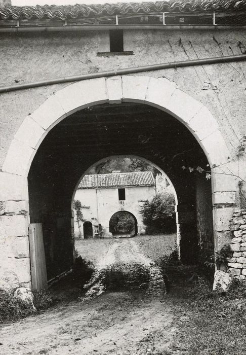 bâtiment annexe, porche d’accès à la cour