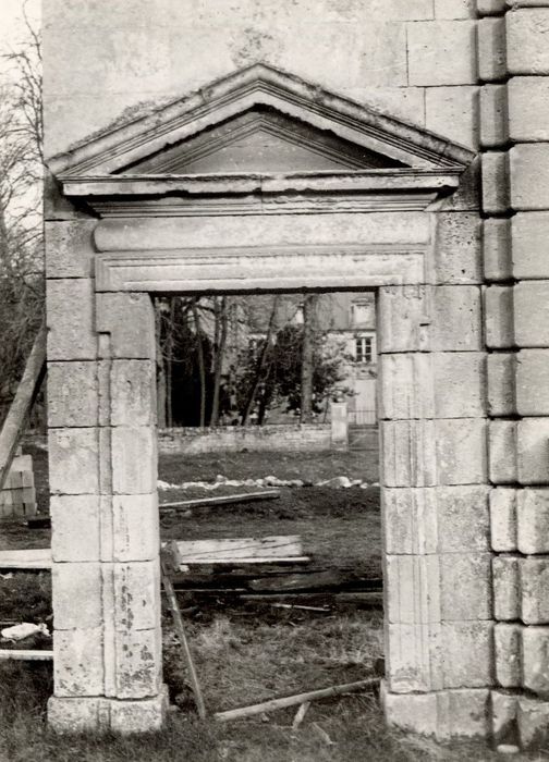 portail monumental, élévation ouest, détail de la porte piétonnière de gauche