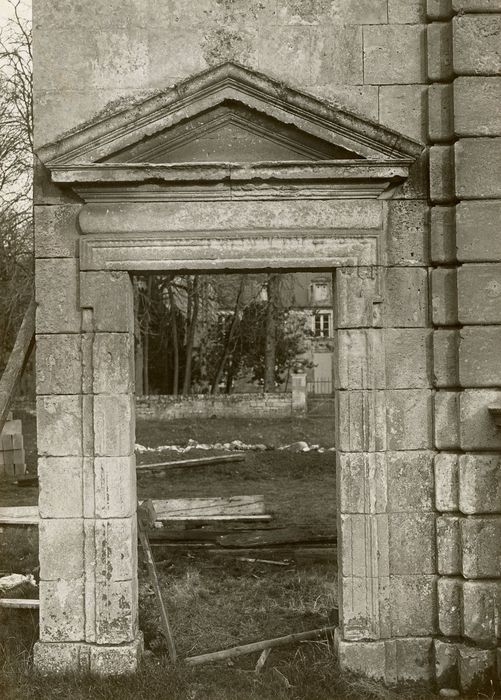 portail monumental, élévation ouest, détail de la porte piétonnière de gauche