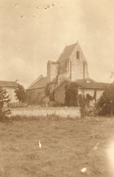 vue partielle de l’église dans son environnement depuis le Sud-est