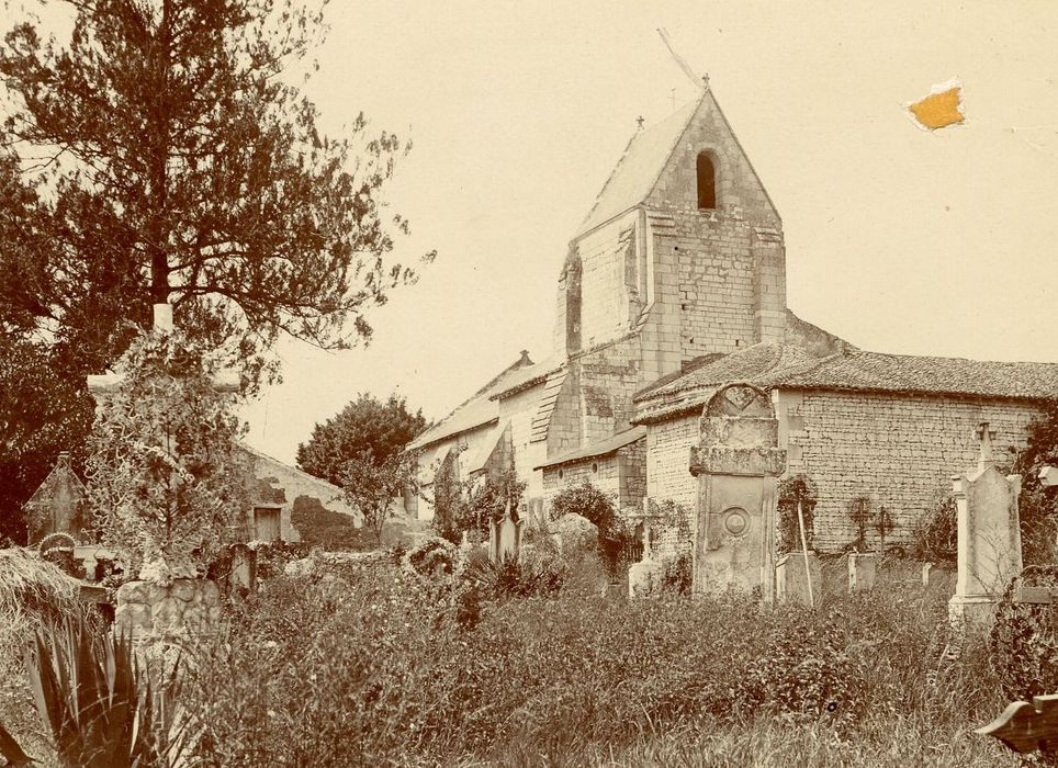 vue partielle de l’église dans son environnement depuis l’Est