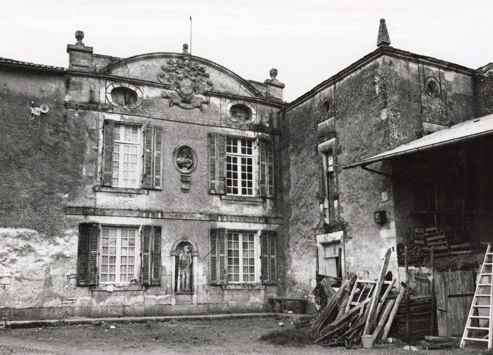 façade nord-est, vue partielle