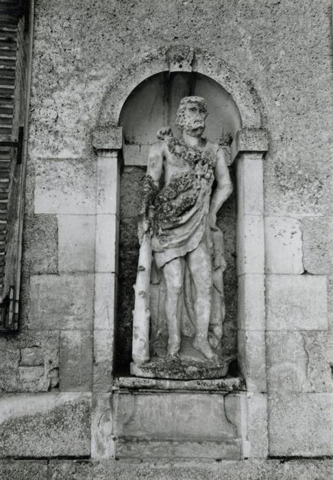 façade nord-est, détail d’une niche, statue : Hercule